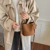 Bolsos populares transfronterizos para mujer 2026 nueva moda bolso cruzado versátil con un toque de alta gama bolso de cubo de un solo hombro