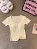 Nova Camiseta Versátil Bordada com Botões, Design de Nicho para Primavera e Verão, Única e Linda para Meninas Modernas, com Bojos Embutidos e Tops para Mulheres