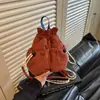 Mochila Casual Leve com Cordão Mochila Pequena Casual para o Dia a Dia Feminina Chegada Nova Outono 2026 Bolsa de Cor Sólida Bolsa Pequena Tipo Balde