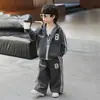 Conjunto de otoño estilo coreano para niños 2026 nuevo moderno y elegante chaqueta con capucha de pequeño caballero ropa deportiva de primavera y otoño