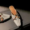 Primer Encuentro con el Zapato de Medio Uso Cuadrado Hueco Plisado de Estilo Francés con Hebilla Metálica, Adecuado para que las Mujeres lo Usen Afuera en Verano