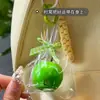 Um pingente de maçã, decoração de bolsa de frutas simulada, chaveiro de paz e alegria da véspera de Natal, presente de Natal para meninas