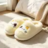 Nuevas y lindas pantuflas de algodón con temática de gatos para mujer, pantuflas cálidas de suela gruesa para interior en invierno, pantuflas de felpa para parejas para uso doméstico, venta al por mayor
