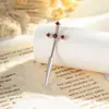 Pendientes de Hélice de Hueso de Oreja de Diseño Nicho Estilo Dulce-Fresco de Gama Alta para Otoño e Invierno con Zirconita Microincrustada Cruz Garra de Dragón Hoja de Arce