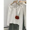 Camiseta básica blanca con cuello en V pequeño para mujer, nueva camiseta para principios de otoño de 2025, única y hermosa, elegante top de punto como capa interior para mujer
