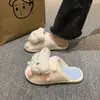 Pantuflas casuales cerradas antideslizantes versátiles para mujer, nuevas pantuflas de algodón con diseño de oso lindo para niñas, otoño e invierno 2026