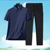 Novo Conjunto Casual de Verão Masculino em Seda de Gelo com Gola Reversível, Camisa Polo de Manga Curta + Calça Longa Conjunto de Duas Peças, Respirável e Fresco