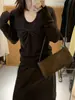 Suéter largo de punto estilo francés con cuello retorcido, un nuevo diseño de otoño/invierno 2026, un top versátil y elegante para mujer