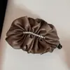 Pinza de Plátano de Satén Coreano con Perlas y Plisados de Lunares Estilo Nuevo Elegante Versátil Pinza Grande para el Cabello Accesorio para el Cabello