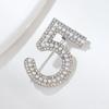 Estilo K de Estilo Xiaoyao Número 5 Broche Elegante Perla Diamante de Imitación Lleno de Diamantes 5 Hebilla de Pecho Madre e Hija Accesorios de Joyería Respetuosos con el Medio Ambiente