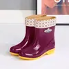 Botas de lluvia para mujer hasta la pantorrilla, forradas de felpa y engrosadas para abrigar, zapatos de goma antideslizantes, botas de lluvia de nuevo estilo, zapatos impermeables para días lluviosos