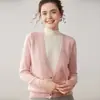 Cárdigan de cachemira nuevo de moda versátil para ir al trabajo otoño e invierno suave y cómodo adelgazante para mujer moderno cuello semi alto falso de dos piezas