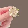 Broche de Flor de Gardenia Estilo Francés 2025 Nuevo Elegante Broche Lujo Ligero Diseño de Alta Gama Hebilla de Seguridad Anti-Exposición