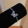 Pulsera de flor de la suerte de circón súper brillante europea y americana, nicho de lujo ligero de alta gama, accesorio de mano versátil y elegante para mujer