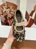 Primeiro Encontro Jichou Fofo Birkenstock de Solado Grosso Sapatos Mocassins Femininos Outono 2026 Estilo Retrô Bico Redondo Velcro Mary Jane Feijão