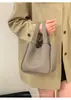 Bolsa de Mão Retrô Transfronteiriça Bolsa Saco para Mulheres Outono e Inverno 2025 Nova Nicho Versátil Ombro Transversal Bolsa de Ombro Bolsa Transversal Modelo de Venda Quente de Comércio Exterior