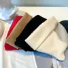 Gorro con orejas de oso de forro polar grueso de invierno para mujer, lindo gorro de pescador de pana con rayas verticales, gorro de color liso cálido con orejeras