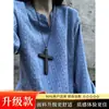 Camiseta V-neck de manga longa azul acinzentado texturizada com padrão de losangos, unissex, estilo outono, relaxada e chique sem esforço, perfeita como camada base
