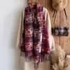 Lenço Xadrez Floral Contrastante Estilo Étnico Retrô para Mulheres no Outono e Inverno, Xale Versátil com Franjas de Imitação de Caxemira para Uso de Luxo