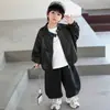 Conjunto de tres piezas de chaqueta de cuero para niños de primavera y otoño, conjunto de chaqueta moderno y elegante estilo coreano para niños, ropa genial y guapa para niños pequeños