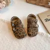Zapatos Birkenstock para niños, nueva colección primavera/otoño 2026, zapatos de suela blanda para niñas, mocasines con estampado de leopardo, zapatos pequeños de cuero elegantes y versátiles