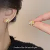 Momento Feliz ~ Pendientes Brillantes de Flor Sostenida Nicho Creativo Versátiles Elegantes Sentido de la Moda Pendientes para Mujer 2025 Nuevos