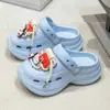 Sapatos de Buraco EVA Femininos 2025 Novo Verão Popular ao Ar Livre Sandálias Chinelos de Solado Grosso com Biqueira Fechada para Praia Esportes
