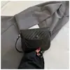 Bolsa sela estilo francês Shuai Mijia 2026 outono inicial nova padrão trançado bolsa pequena estilosa bolsa transversal retrô nicho para mulheres