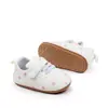 Novos sapatinhos de bebê com sola de borracha, sapatinhos de bebê bordados, sapatos pré-caminhada confortáveis e estilosos para meninos e meninas