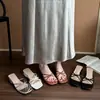 Sandálias de salto alto estilo francês, sapatos femininos para uso externo, novidades quentes de verão 2026, sandálias prateadas de bico quadrado com salto grosso, perfeitas para combinar com vestidos