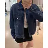 Jaqueta jeans estilo retro americano com gola alta, corte solto, comprimento curto e design inspirado em roupas de trabalho, apresentando gola alta e bolsos