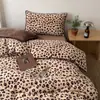 Conjunto de cama de quatro peças em veludo de leite com materiais mistos, estilo ins, capa de edredom listrada simples, conjunto de três peças espesso e quente em fleece coral para o inverno