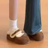 Zapatos de invierno para mujer estilo Birkenstock, cálidos, forrados de felpa, peludos, slip-on, mules antideslizantes de punta cerrada, zapatos versátiles para estar en casa