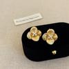 Elegantes pendientes de lujo con flores doradas, ligeros y modernos, de alta gama, con diseño de nicho, ideales para ir al trabajo o al trabajo.