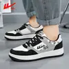Zapatos casuales planos transpirables versátiles para hombre otoño primavera y otoño estudiantes de secundaria superficie de cuero deportivo Zapatos de moda blancos impermeables