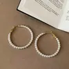 Pendientes de Aro de Perlas Retro Franceses para Mujer, Lujo Ligero Nicho Moda de Gama Alta Exquisitos Versátiles Pendientes de Botón Adornos para Orejas