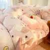 Juego de ropa de cama de cuatro piezas de terciopelo de leche de dibujos animados 2026 nuevo juego de tres piezas de sábana y funda de edredón de terciopelo coral engrosado de invierno