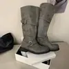 Botas de motocicleta de caña alta estilo británico, elegantes y a la moda, para mujer, con hebilla de cinturón, que estilizan las piernas, botas largas de punta redonda para el uso diario