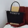 Nova Bolsa de Ombro/Axila Estética de Design Nicho Grande Capacidade Outono 2025 Bolsa de Mão Casual Estilosa Versátil para Mulheres