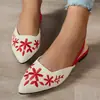Sandálias de Moda Europeia Tamanho Grande com Uma Tira Bordadas Costas Abertas Salto Baixo Bico Fechado Bico Apontado Sapatos Individuais Decotados Femininos