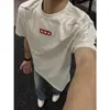 Camiseta Estilosa de Manga Curta com Bordado de Letras da Marca Ins para Homens, Novo Estilo de Verão para Adolescentes, Gola Pequena Estilo Americano, Top com Caimento Regular nos Ombros