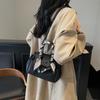 Bolsa pequena retrô simples feminina 2024 outono e inverno nova bolsa de seda com lenço de alta qualidade textura all-match bolsa crossbody para deslocamento