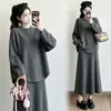 Foto real - Em estoque - Conjunto de roupas de maternidade, estiloso e moderno, conjunto de duas peças com top e saia em estilo casual, da moda para outono e inverno