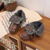 Botines Versátiles con Estilo para Niñas 2026 Otoño Nueva Moda Zapatos de Piel Marrón Adorno Floral Botines Vintage para Niñas