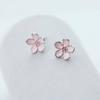 Versión coreana de aretes mini de flor de cerezo personalizados plateados para mujer, estudiante versátil, temperamento de dama dulce, aretes Mori