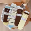 Meias Risadas Color Block Outono e Inverno Novas para Mulheres, Meias Slouch de Renda Micro-Embossada, Meias Versáteis da Moda Tendência Japonesas de Cano Médio