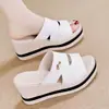 Sandalias de verano para mujer sin cordones que aumentan la altura, antideslizantes, nuevo estilo 2026, inspiradas en Chanel, adecuadas para faldas, sandalias de playa, cuero suave