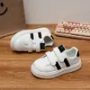 Elegantes tenis blancos para niñas, nueva colección otoño/invierno 2026, con cierre de velcro, suelas suaves y diseño de rayas versátil para uso casual