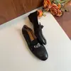 Estos mocasines de piel son increíblemente cómodos. Presentan una hebilla de estilo francés, una puntera cuadrada retro y una suela plana, lo que facilita ponérselos y quitárselos.. Son perfectos para el uso diario