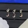 Pendientes de botón con letras y logo de marca de lujo europea y americana transfronteriza, versión de alta gama nueva, pendientes de trébol de cuatro hojas con aguja de plata para mujer, venta al por mayor